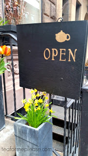 Té Company open sign